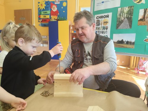 Przedszkolaki pomagają ptakom – wspólne budowanie budek lęgowych i karmników